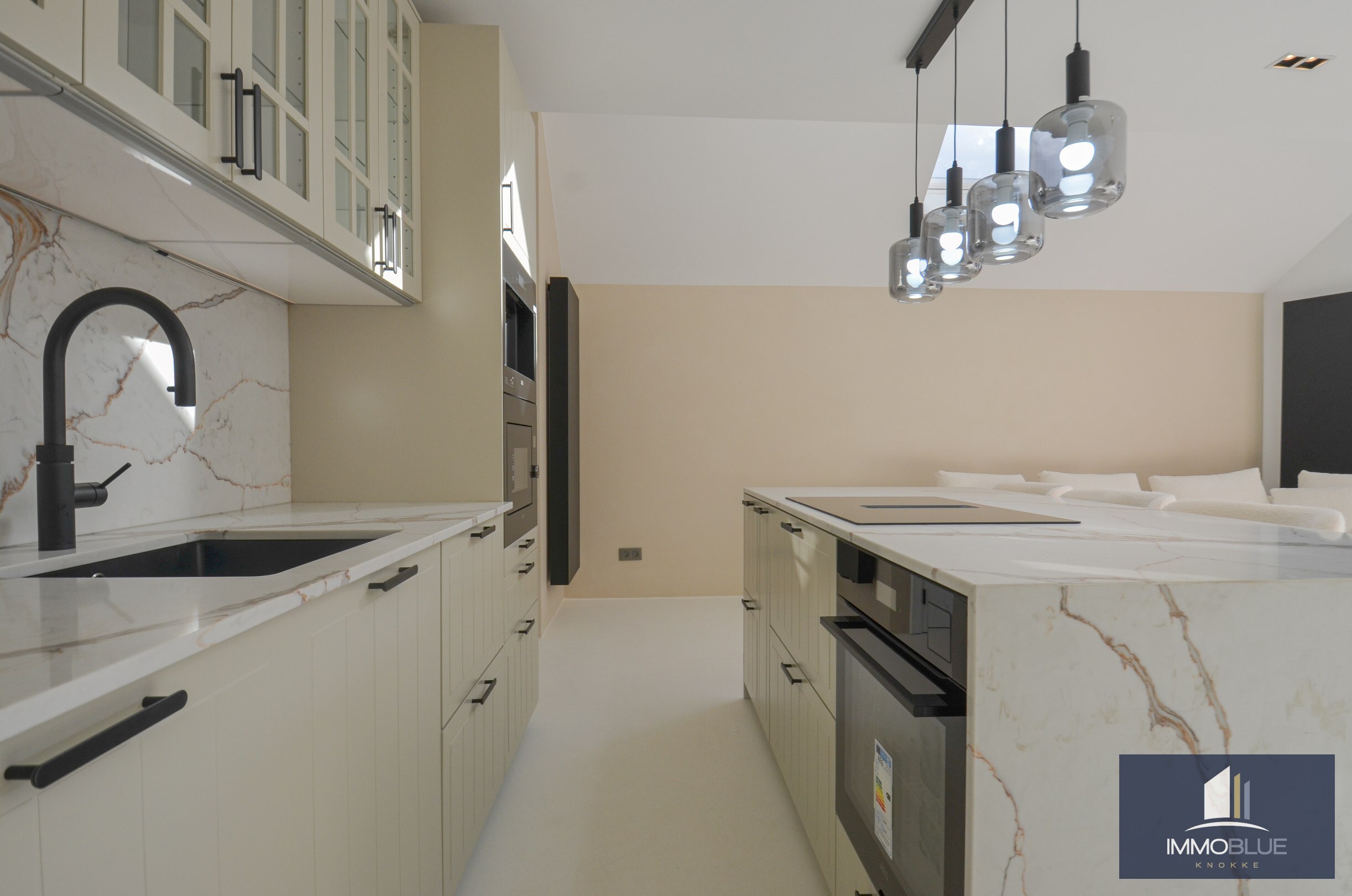 EXCLUSIF : Appartement en duplex avec grande terrasse situé dans une résidence neuve à petite échelle de style Art Déco. 