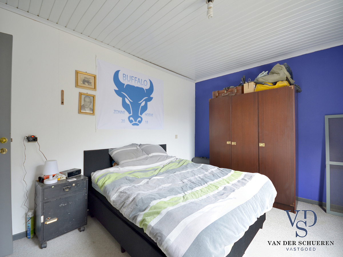 Zeer ruime, te renoveren woning (met enkele garage). Goed gelegen. 