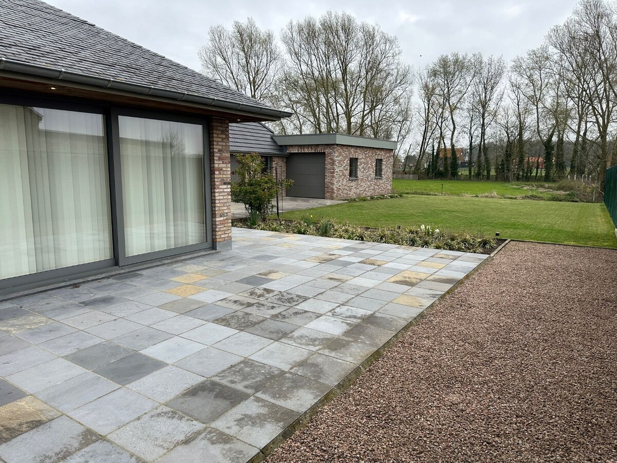 Alleenstaande woning met 3 slaapkamers, 3 garages en veel parkeermogelijkheid! 