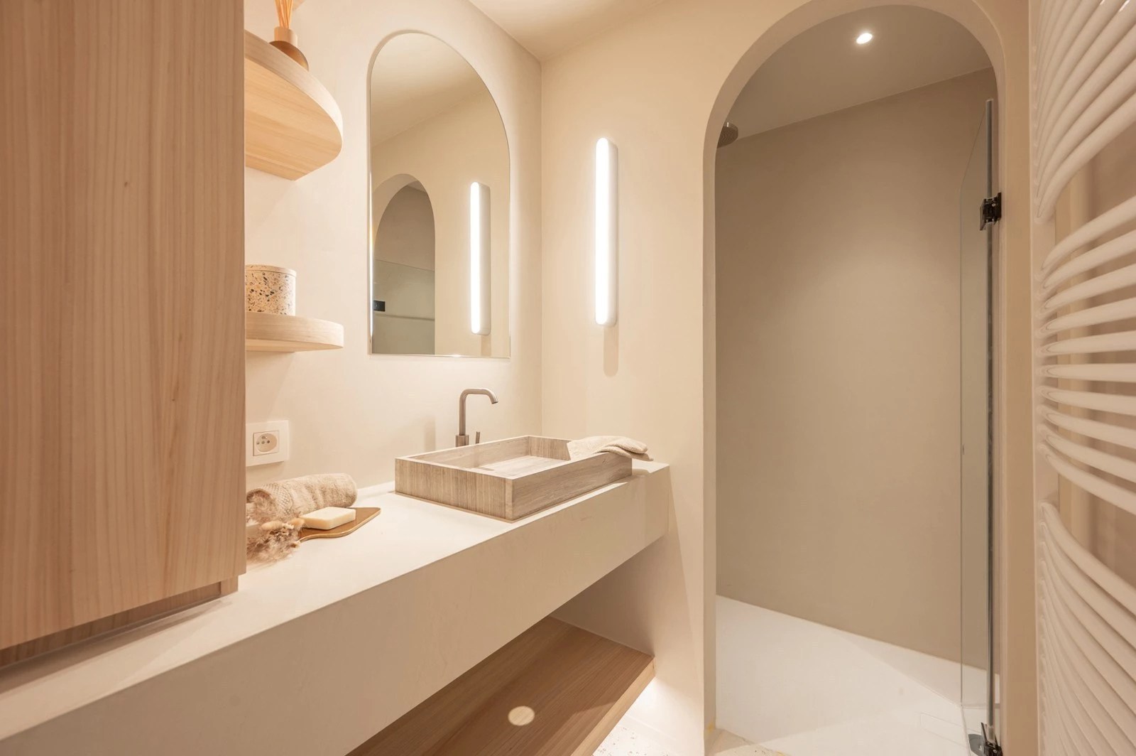 Luxueus gerenoveerd appartement met frontaal zeezicht gelegen tussen het Albertplein en de wandeldijk. 