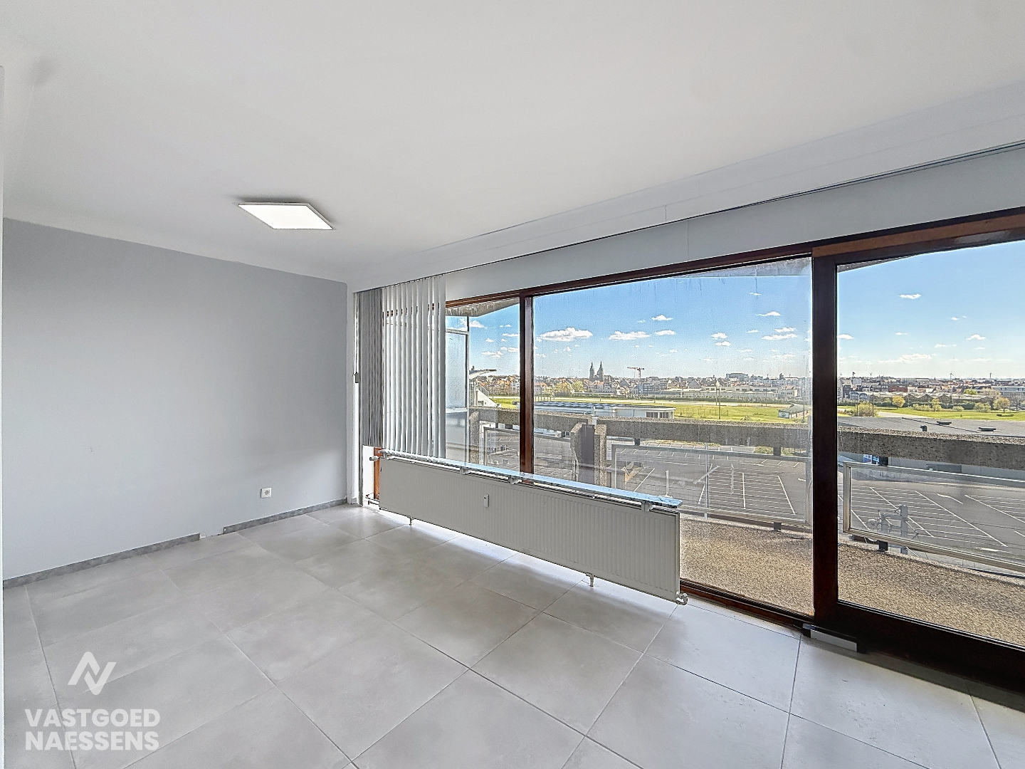 Studio prêt à emménager avec coin chambre et terrasse ensoleillée 
