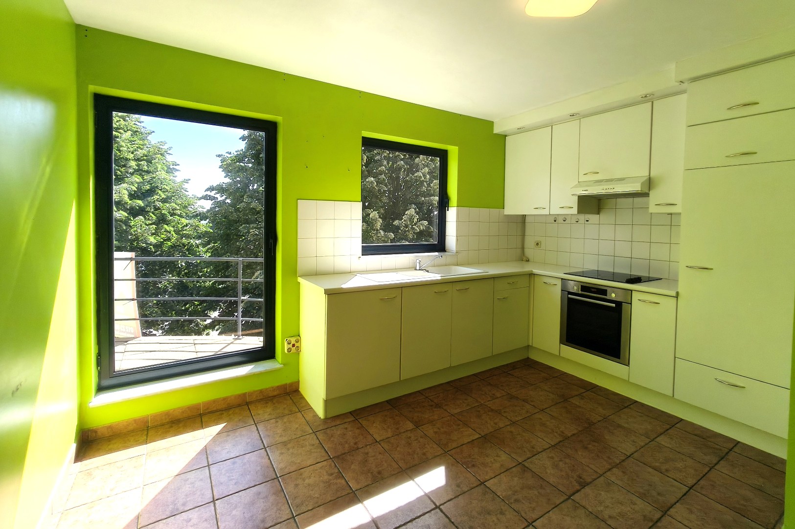 RUIM APPARTEMENT (124M²) MET GARAGE - PRACHTIG GELEGEN 