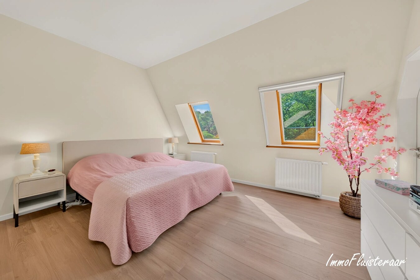 Exclusief eigendom met twee volwaardige, zelfstandige villa-woningen, een conciërgeverblijf en luxueuze paardenfaciliteiten op ruim 2 ha te Brasschaat 