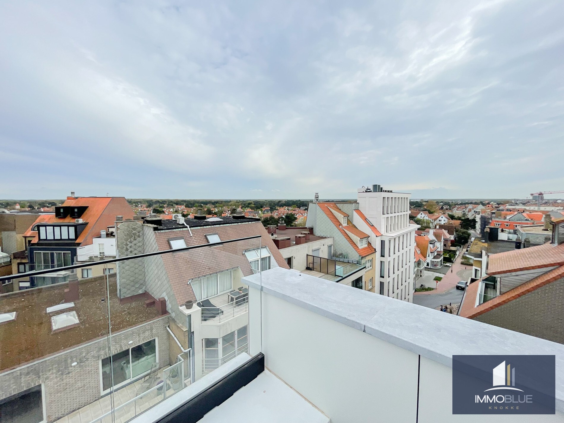 Volledig gerenoveerd dakappartement met een terras van ongeveer 45 m². 
