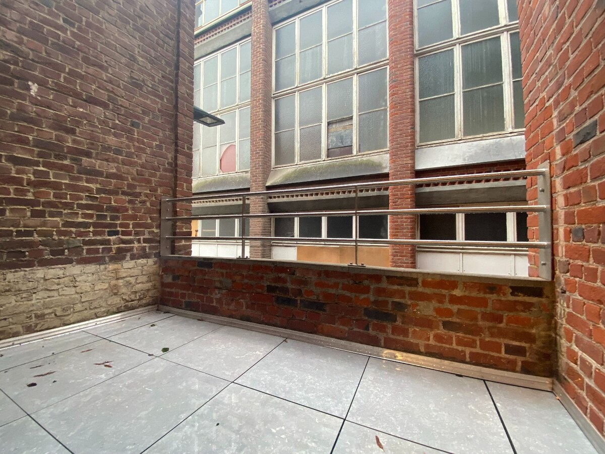 Superbe appartement entièrement décoré avec une grande chambre et terrasse. GRAND PLACE ! 