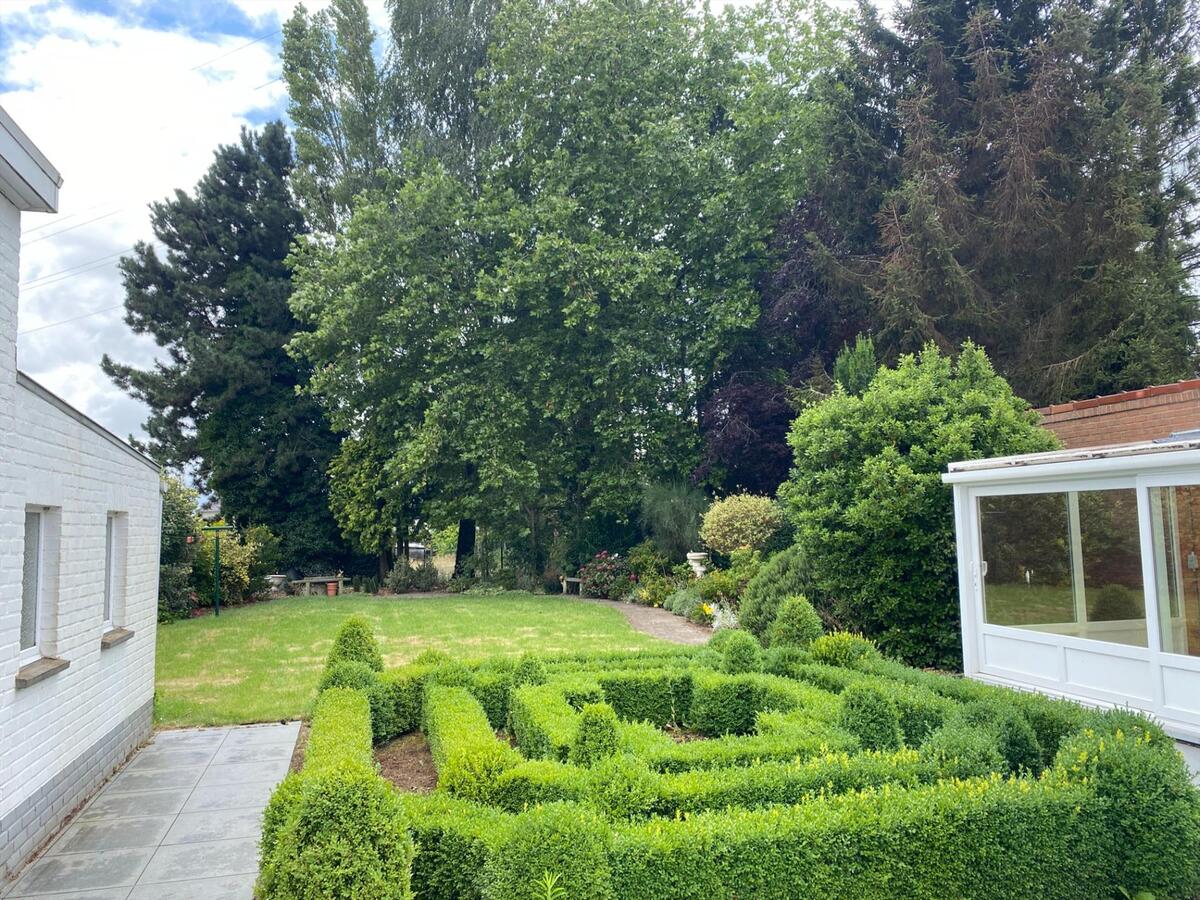 Ruime open bebouwing met veel potentieel - 3 slaapkamers 