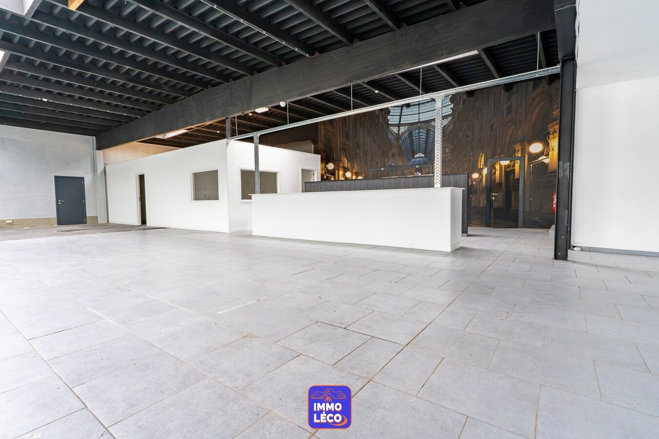 Surface commerciale de 450m2 avec habitation, facilités de parking, etc.. RARE à la location ! Situation exceptionnelle ! 