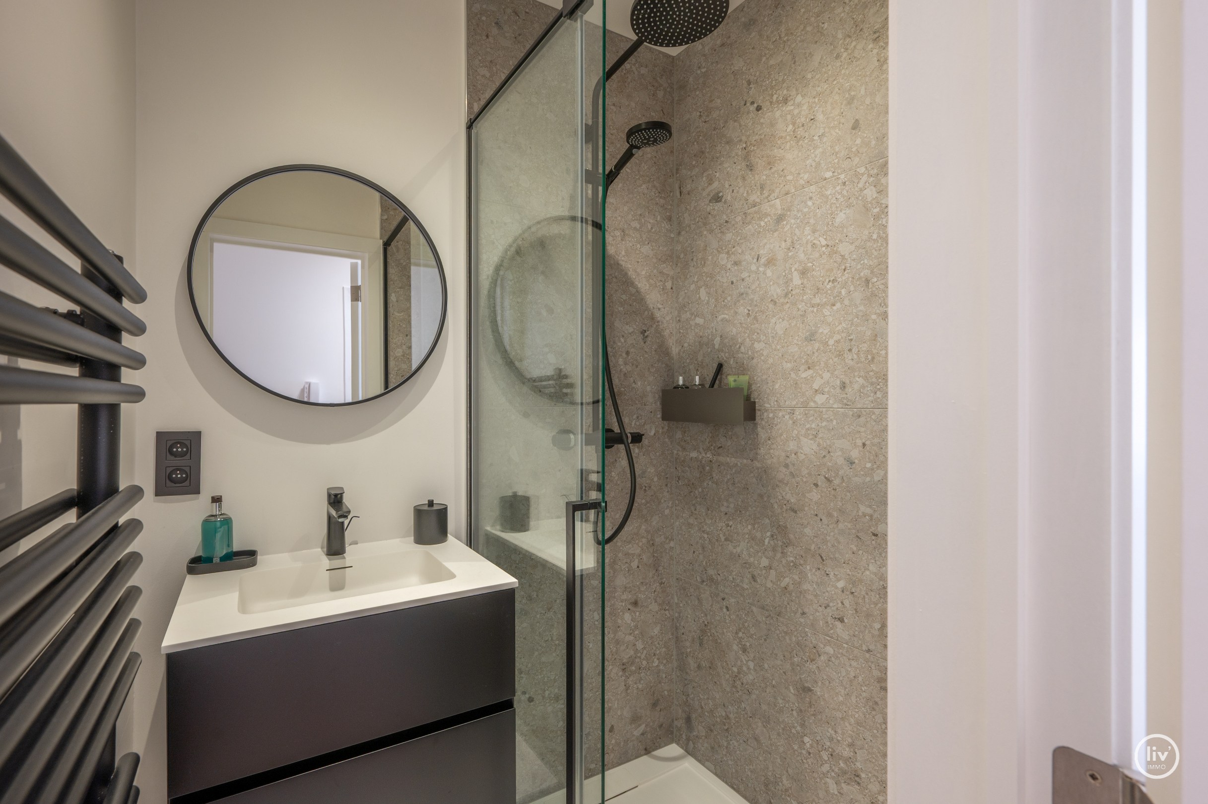 Gerenoveerd 2 slaapkamer appartement met een prachtig zeezicht gelegen nabij het Driehoeksplein te Knokke. 