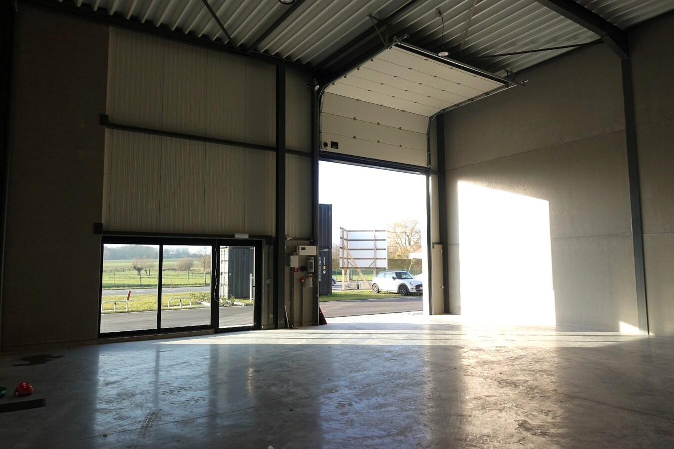 Loods te huur op uitstekende locatie. 