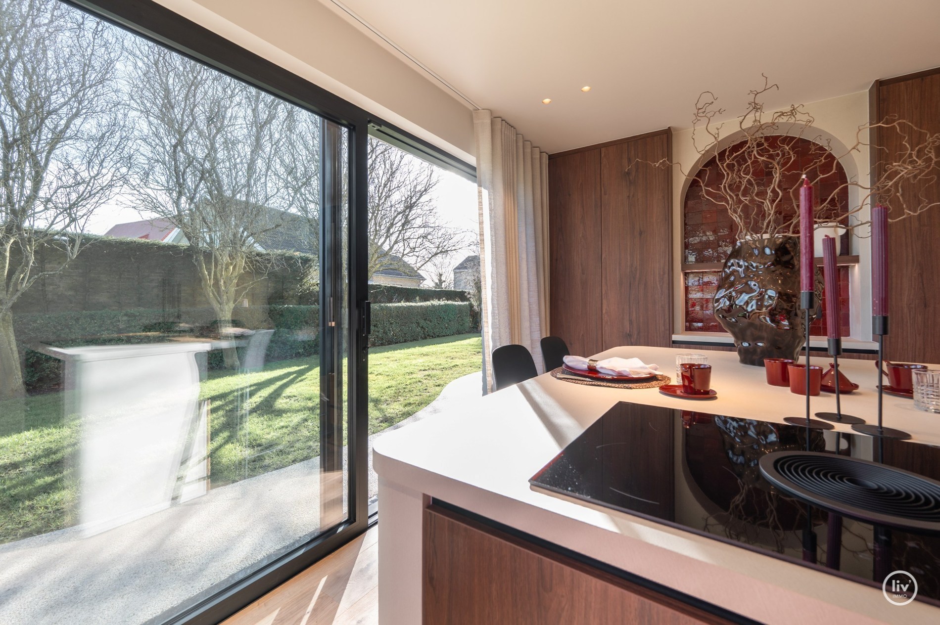 Magnifique villa rénovée, située sur un grand terrain de 1365 m2 dans un quartier résidentiel de villas, à proximité du centre de Knokke. 