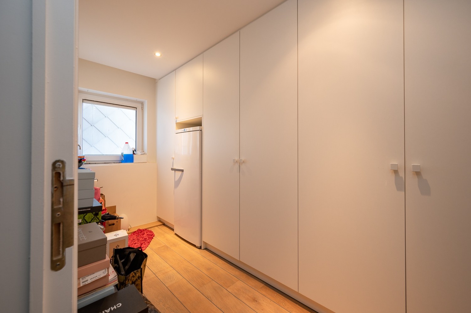 Uitzonderlijk appartement (232m2) met 4 slaapkamers en ruim terras op topligging met zicht over de kerk te Dumortierlaan. 