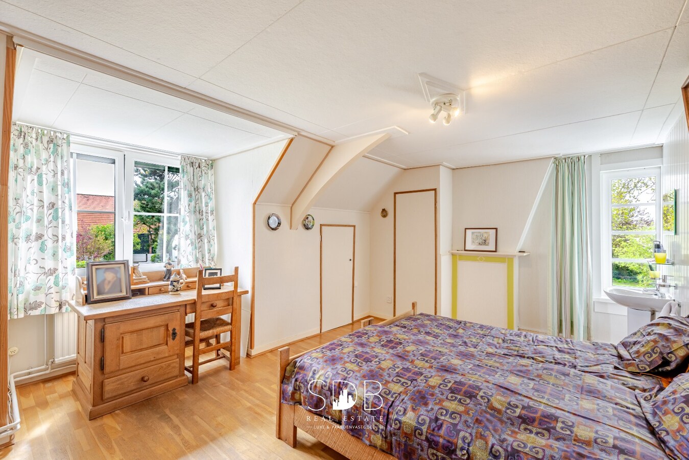 Landelijke woning met authentiek gastenhuis, stalgebouw, graslanden en buitenpiste op 20.285m² 