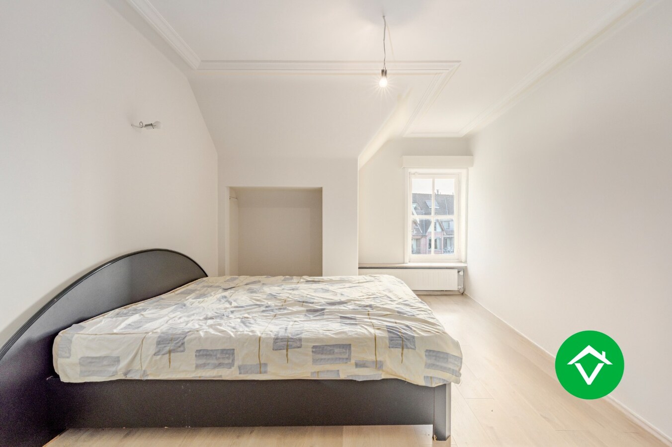 Ruim triplex appartement met 5 slaapkamers, in het centrum van Torhout 