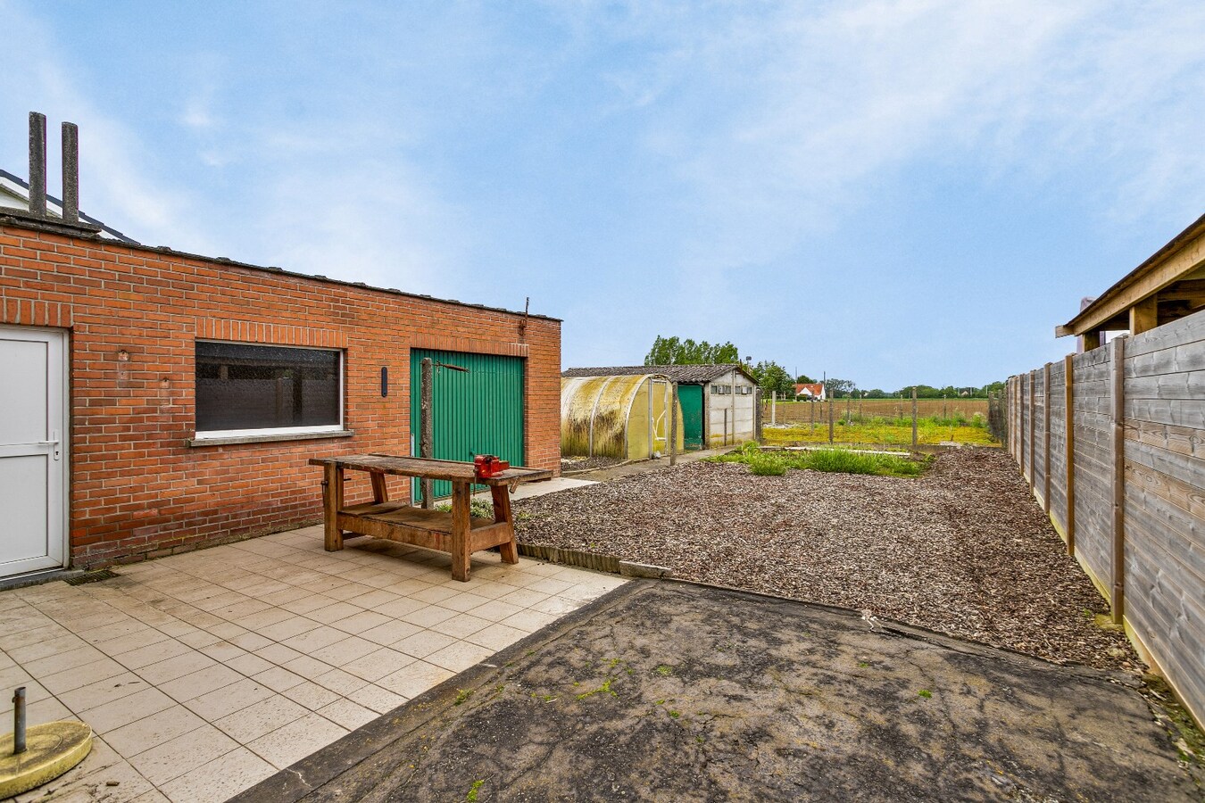 Te renoveren gezinswoning in prachtige villawijk in Mullem 