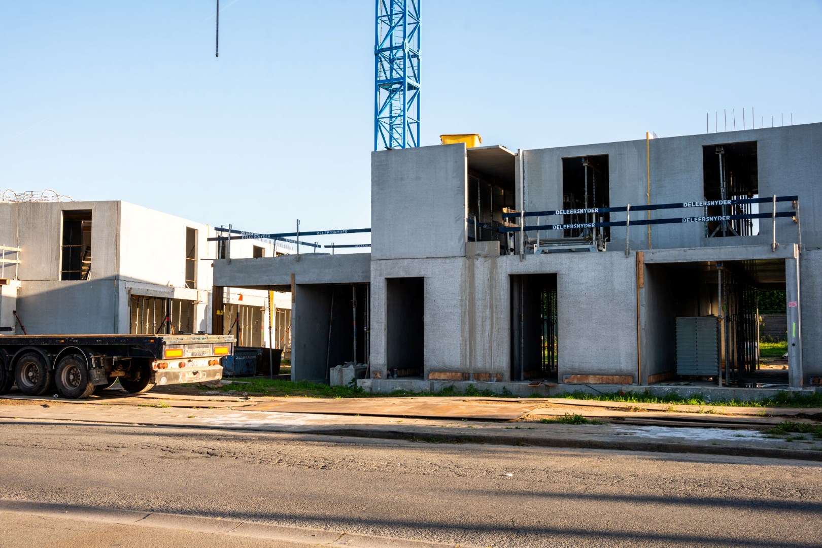Halfopen nieuwbouwwoning met carport en tuin op 371m² 