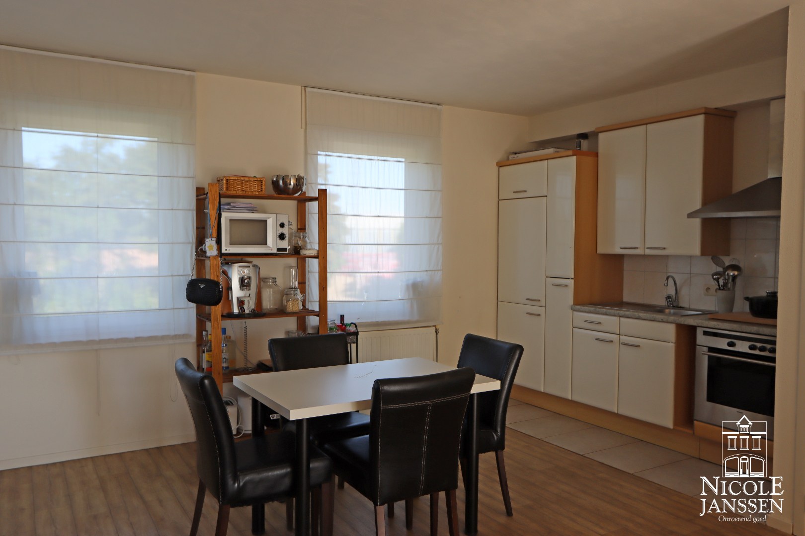 Met ingerichte keukenblok 