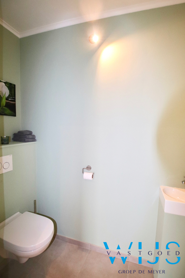 TOTAAL Gerenoveerde bungalow op een TOPlocatie in ERTVELDE ! 