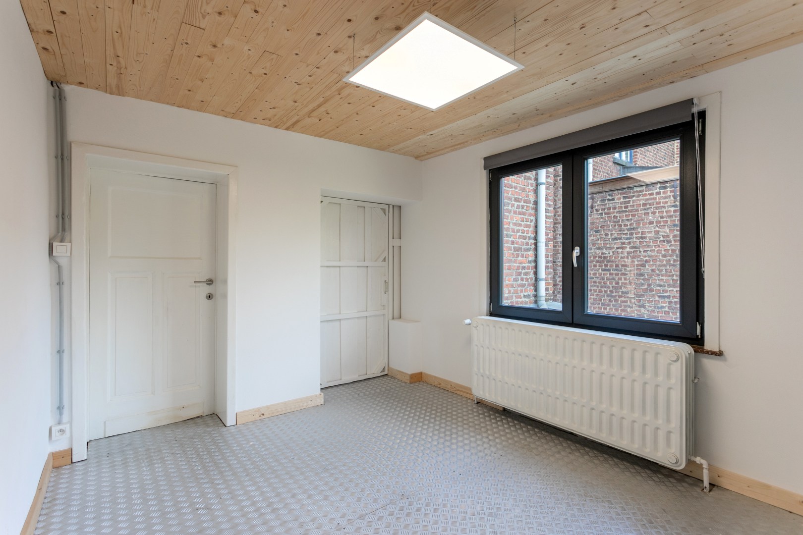 Handelshuis met woongedeelte, garage en tuin te Beersel 