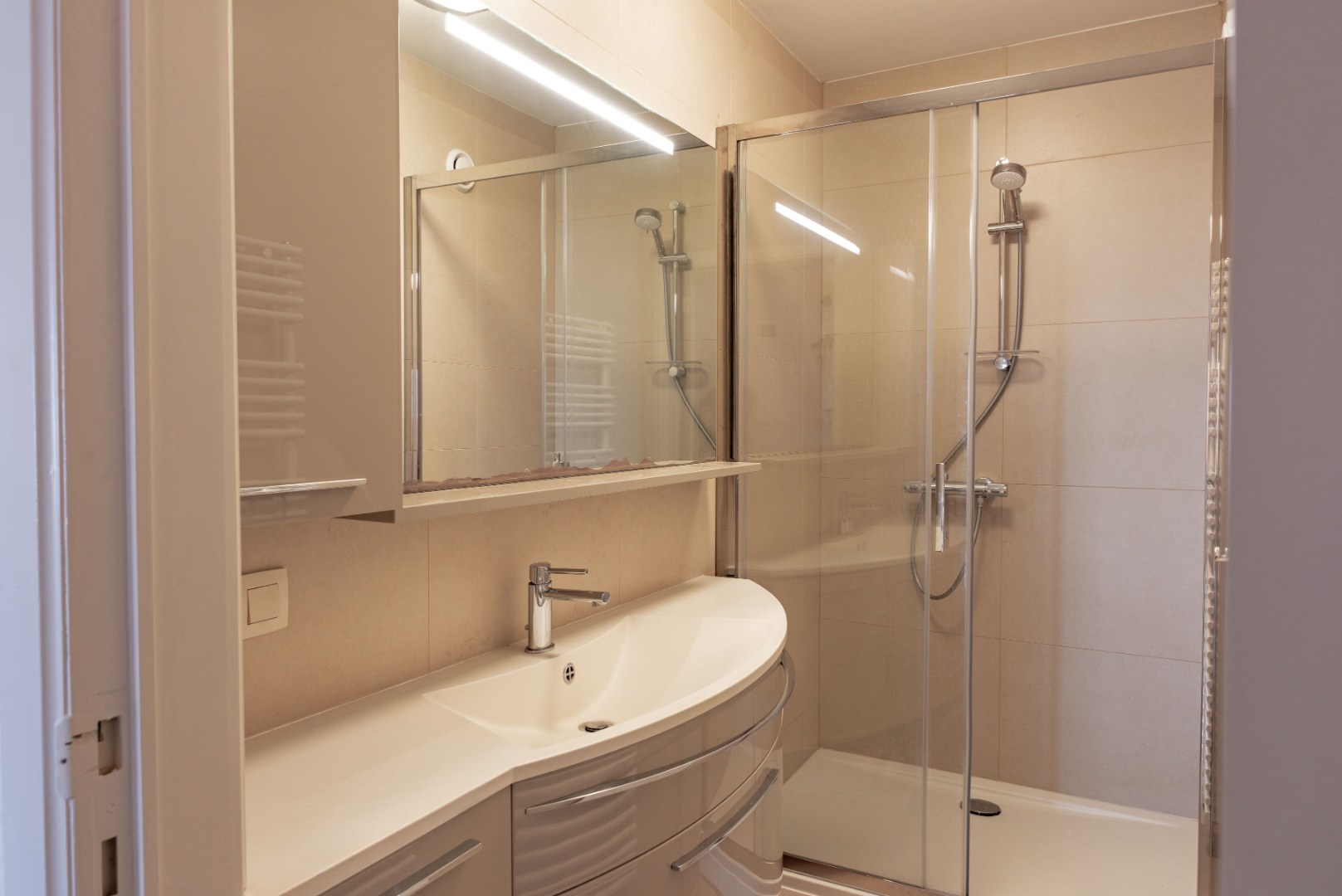 Hoek-appartement met fantastisch zeezicht 