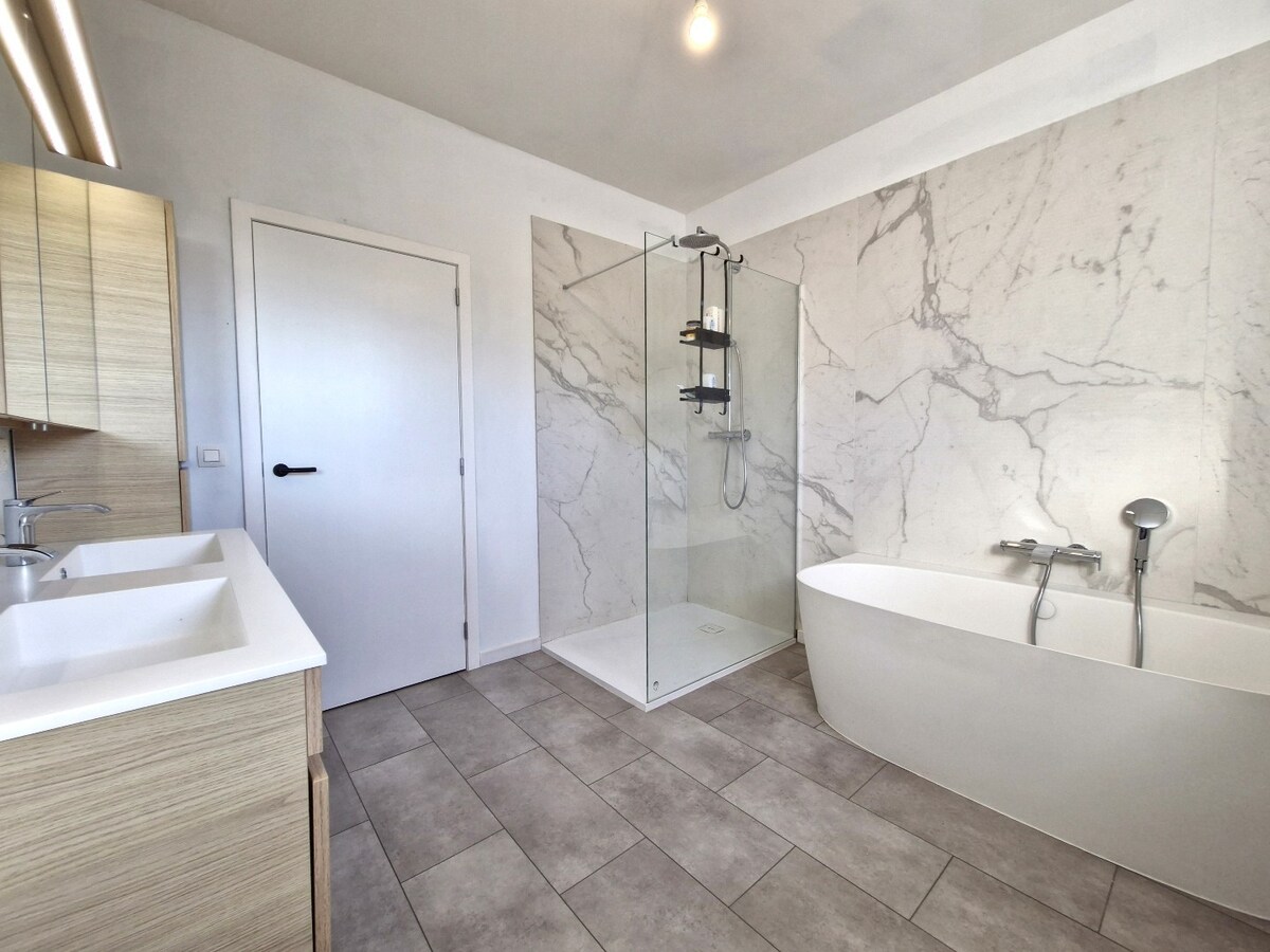 Zeer groot, volledig gerenoveerd duplexappartement te Westkapelle 