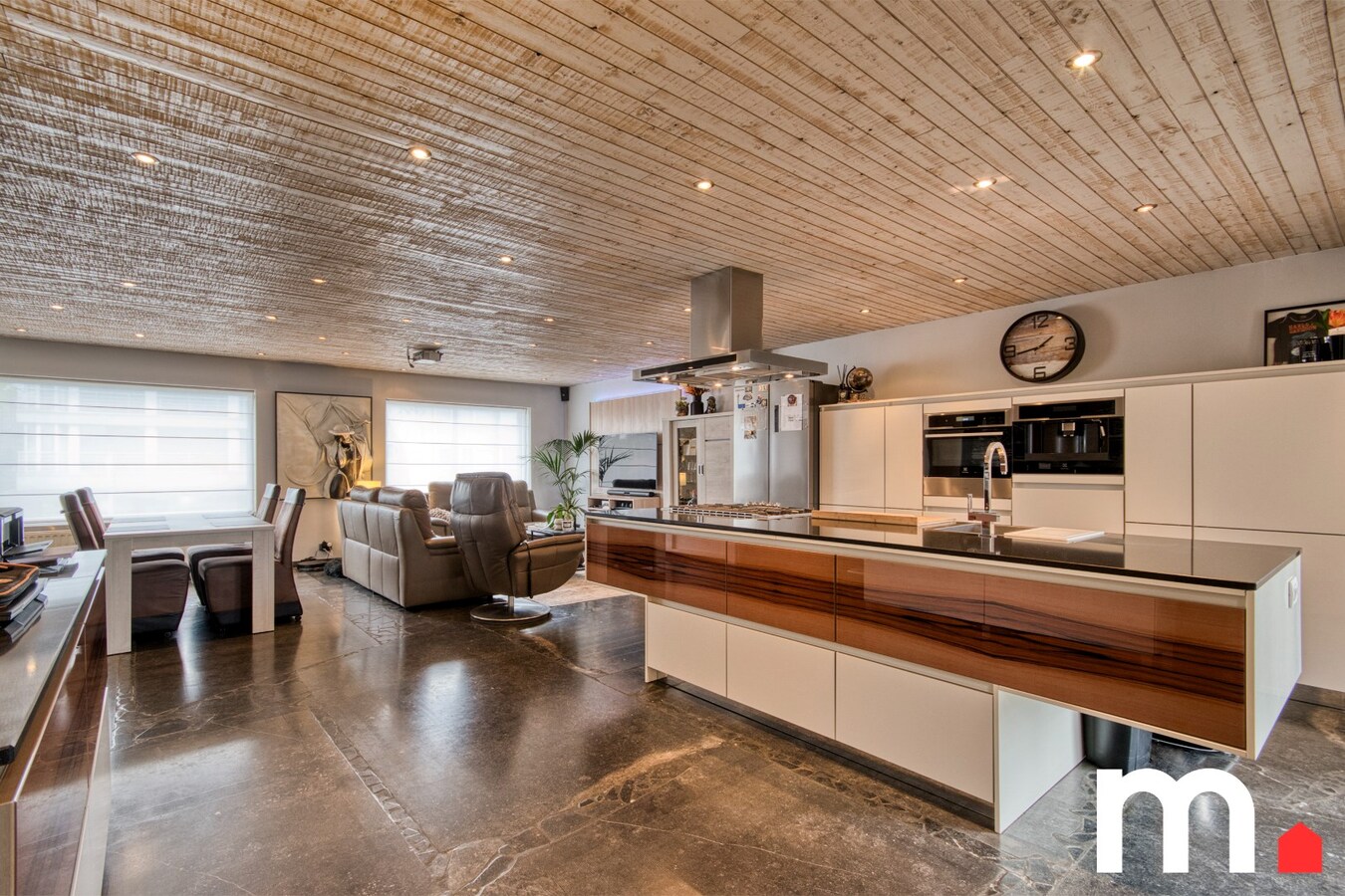 Uniek handelshuis met woonst op toplocatie – 220m² commerciële Ruimte + 165m² woning 