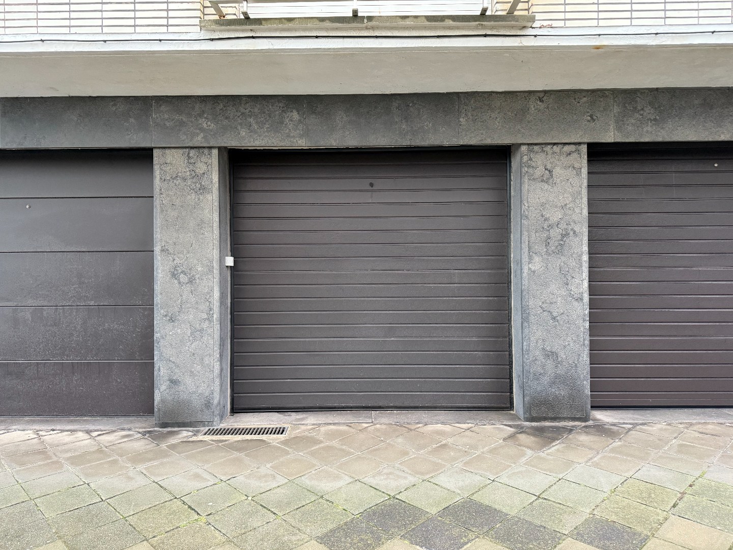 GARAGEBOX MET VOORLIGGENDE PARKEERPLAATS 