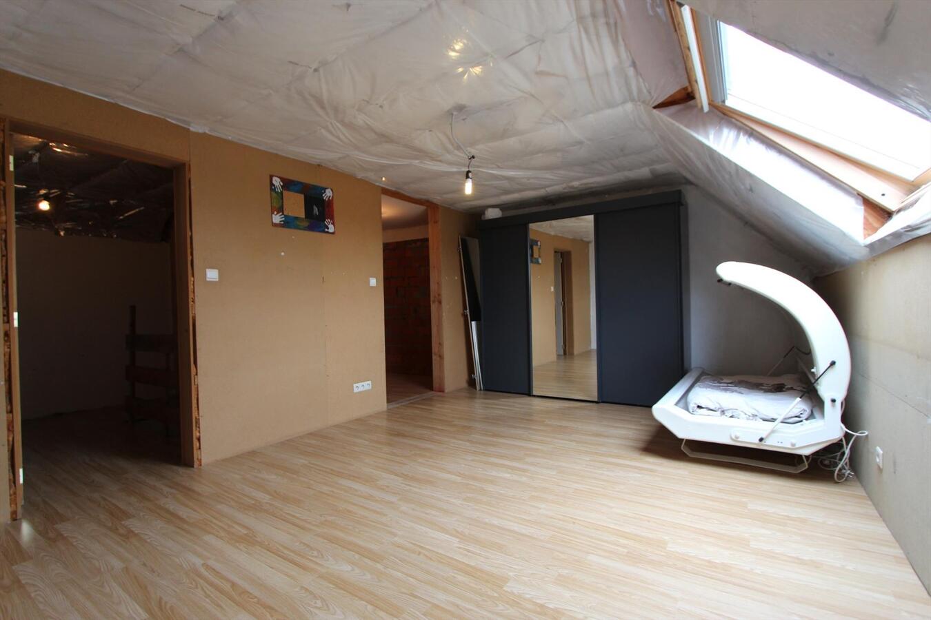 Ruime alleenstaande woning met 5 slaapkamers en garage te Koekelare 