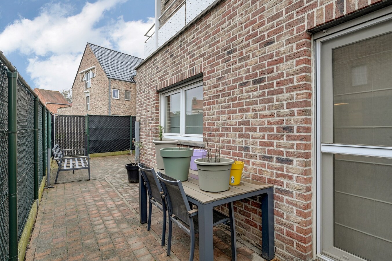 Ruim, centraal gelegen appartement met twee slaapkamers en staanplaats 