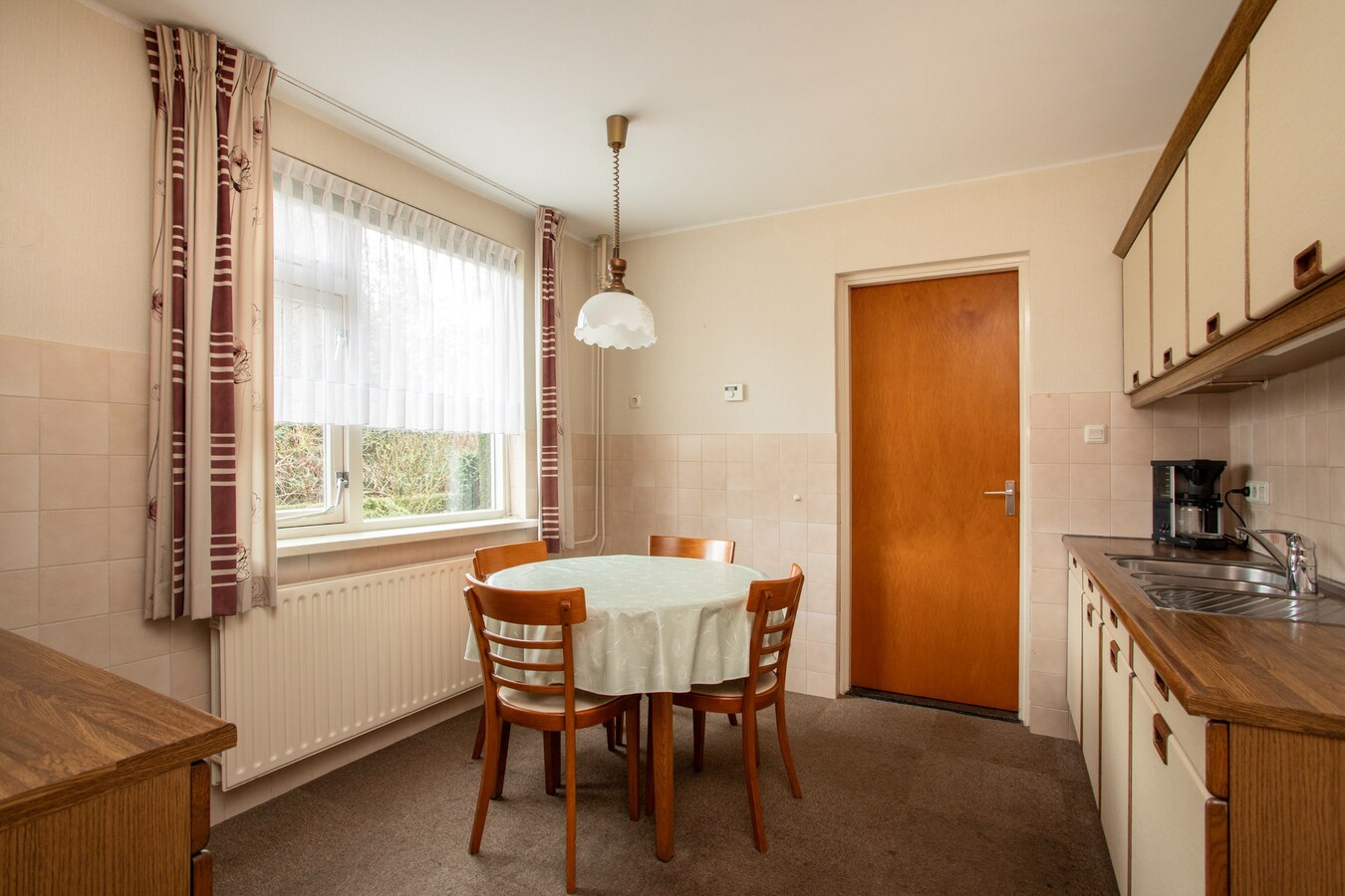 Halfvrijstaand woonhuis met garage gelegen op een royaal perceel van 460 m2. 