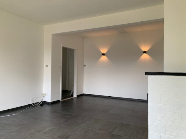 RUIM APPARTEMENT MET 2 SLAAPKAMERS, 2 ZOLDERKAMERS EN 2 GARAGES TE RUNKST 