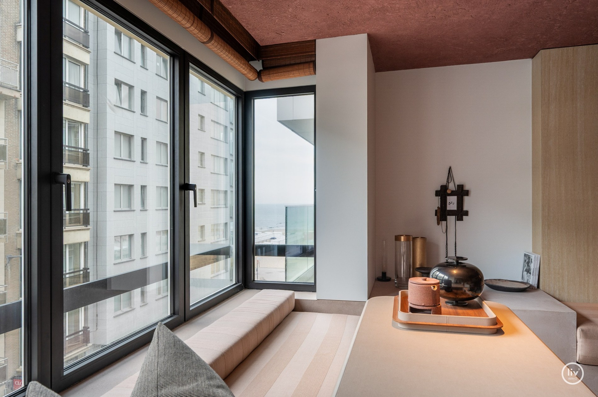 Uniek appartement ontworpen door architect Glenn Sestig met zijdelings zeezicht aan het Driehoeksplein 