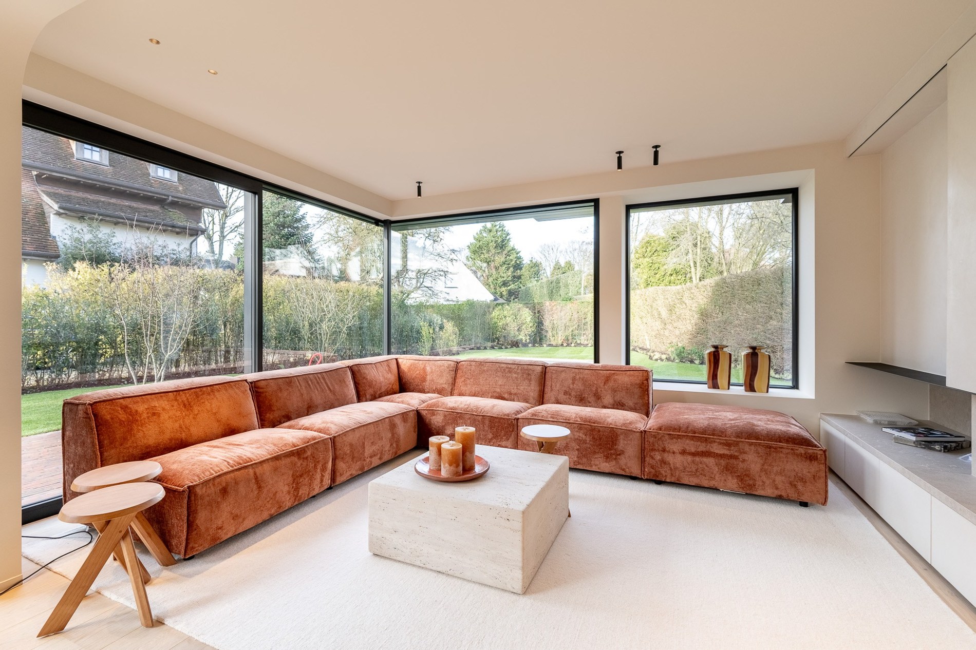 Luxueus gerenoveerde koppelvilla met zwembad in de Noordzeelaan te Knokke. 