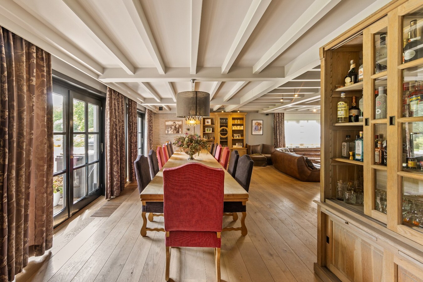 Prachtige landelijke villa met gezinstuin en graslanden op 32.558m² 