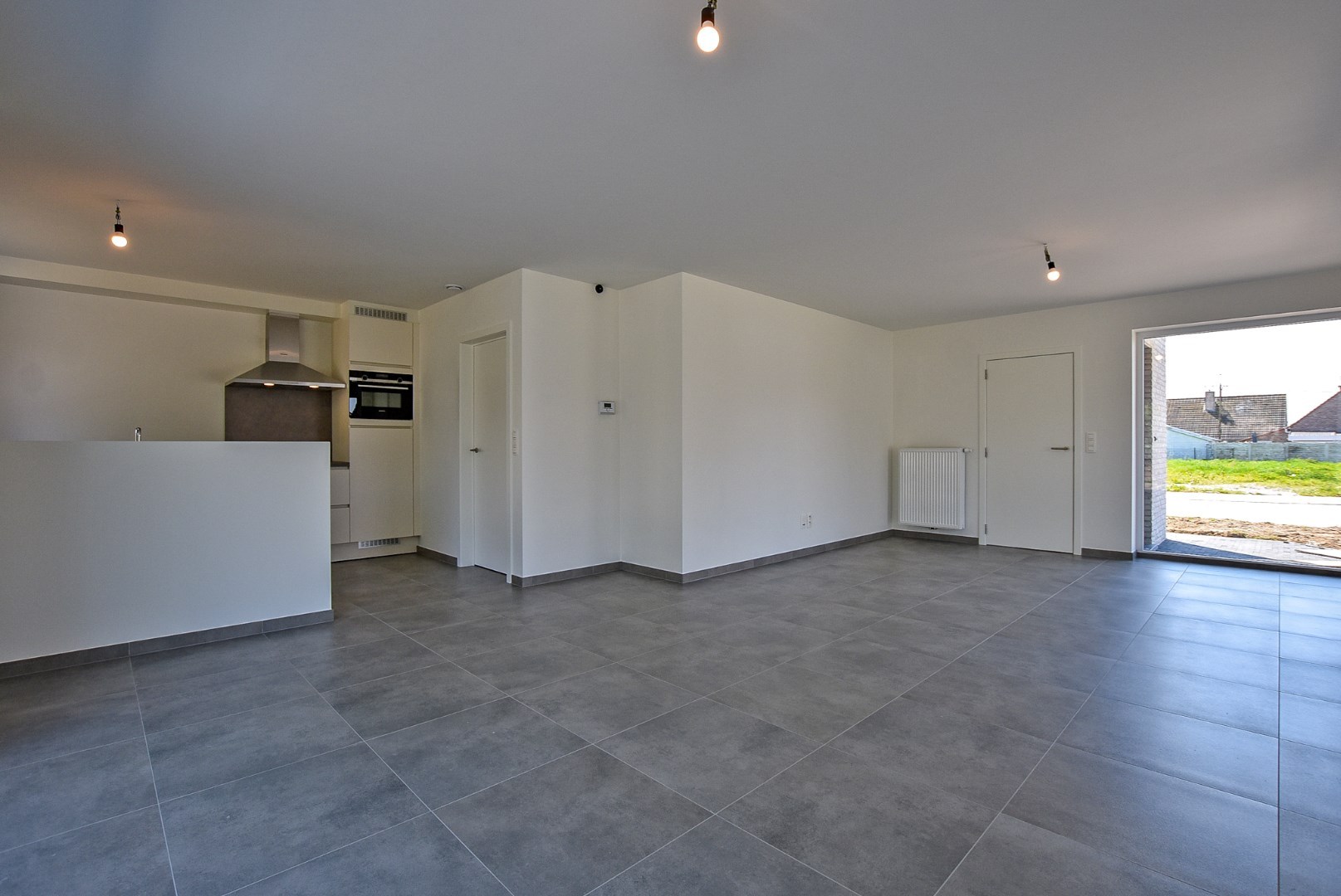 Ruime energiezuinige recente halfopen bebouwing  (2024) met inpandige garage op 258m² gelegen te Houthulst. 