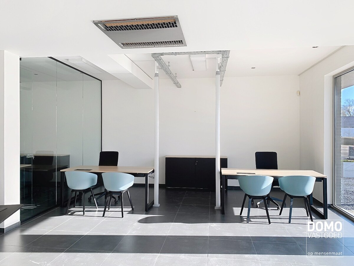 COMMERCIEEL PAND MET RUIM APPARTEMENT OP ZICHTBARE LOCATIE IN HERK-DE-STAD 