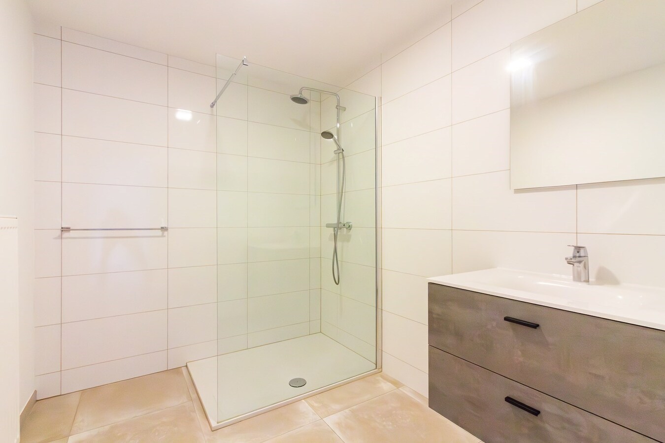 Appartement rez-de-chaussée très lumineux &amp; 2 chambres, en plein centre-ville ! 