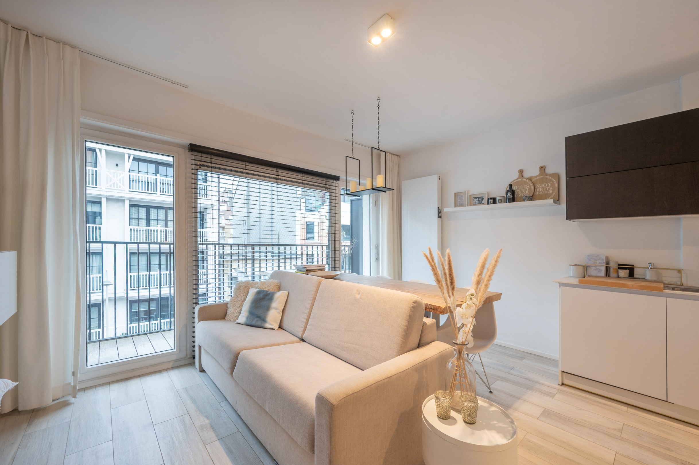 Belle studio prête à emménager avec terrasse à vendre dans le centre de Knokke, à distance de marche de la mer. 