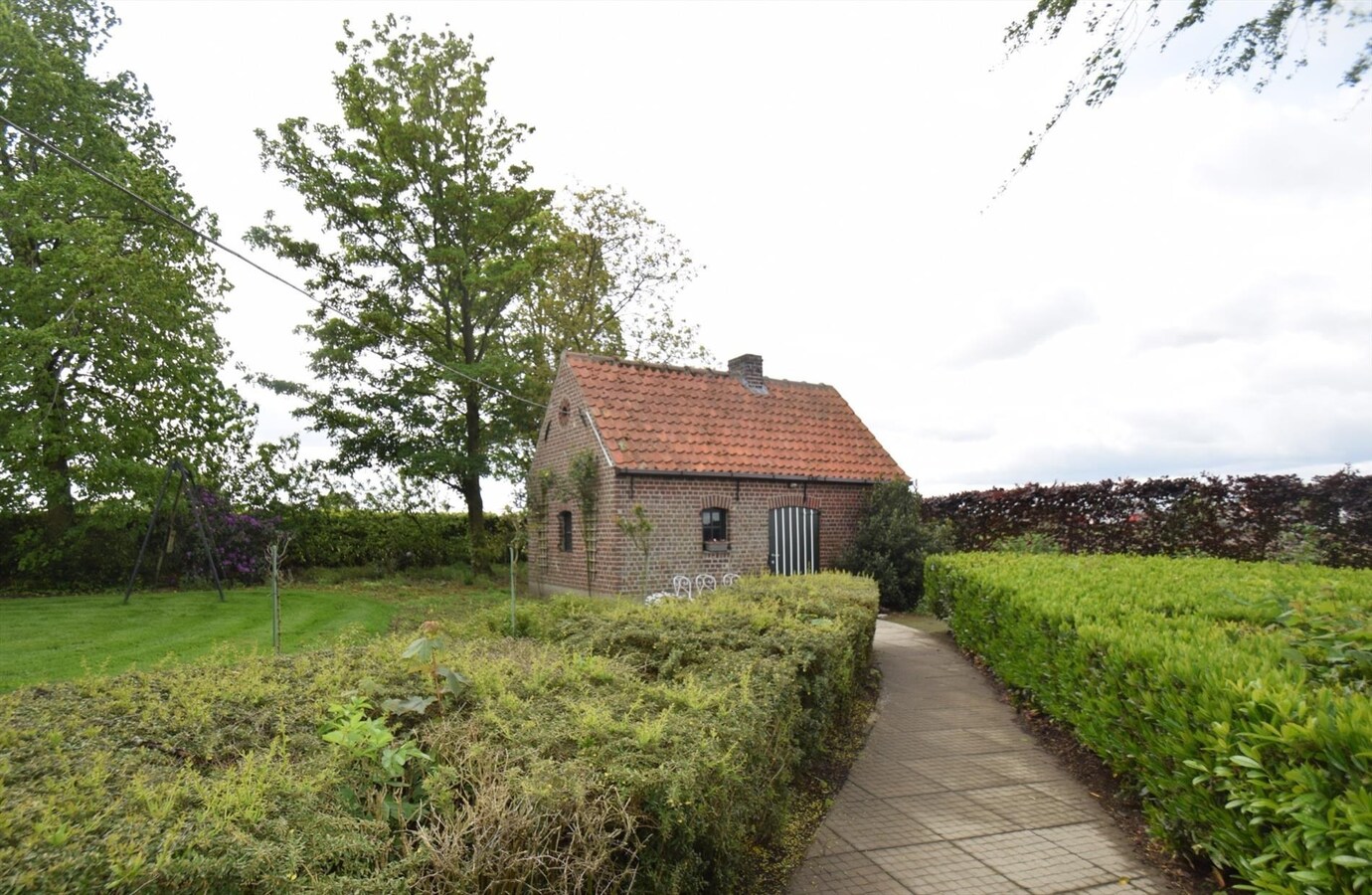 Authentieke hoeve op 3886 m² grond, landelijk gelegen met prachtige tuin. PAS VRIJ VANAF 15 JAN. 2026!! 