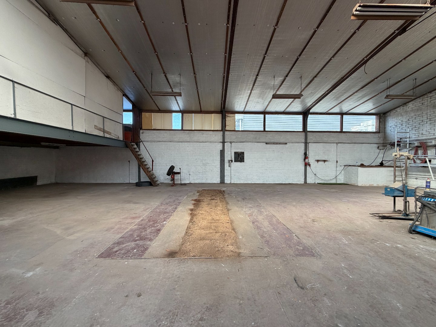 Ruime opslagruimte (±200–250 m²) met vlotte toegang in Zulte 