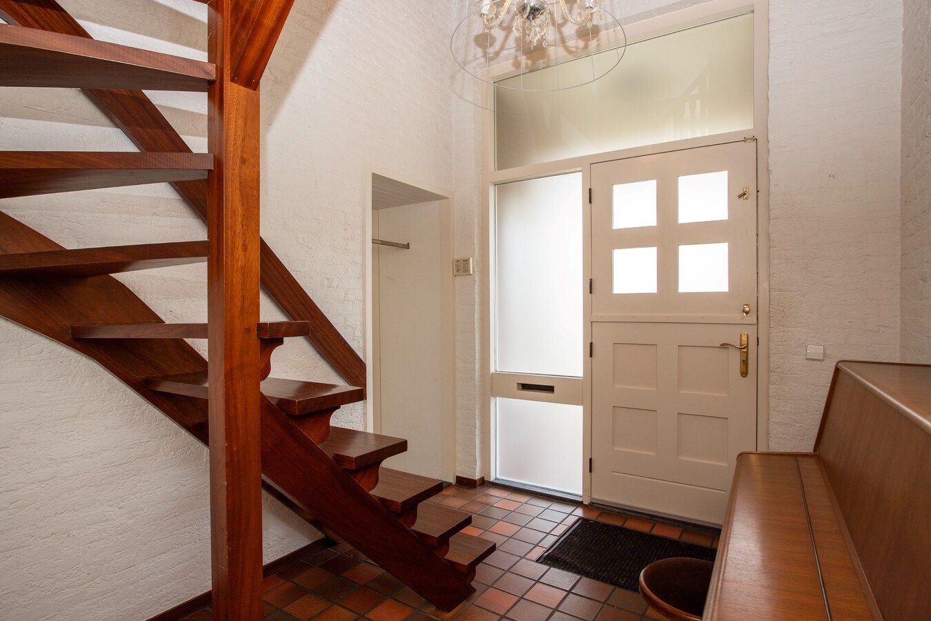 Vrijstaande woning, type landhuis met garage, carport, zwembad en 731 m2 grond. 