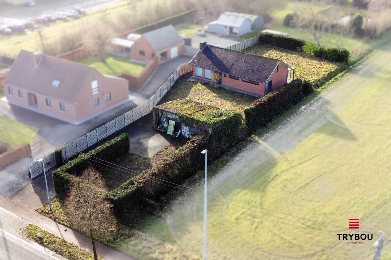 Te renoveren woning met bijgebouw op ruime perceel van 1273m² 