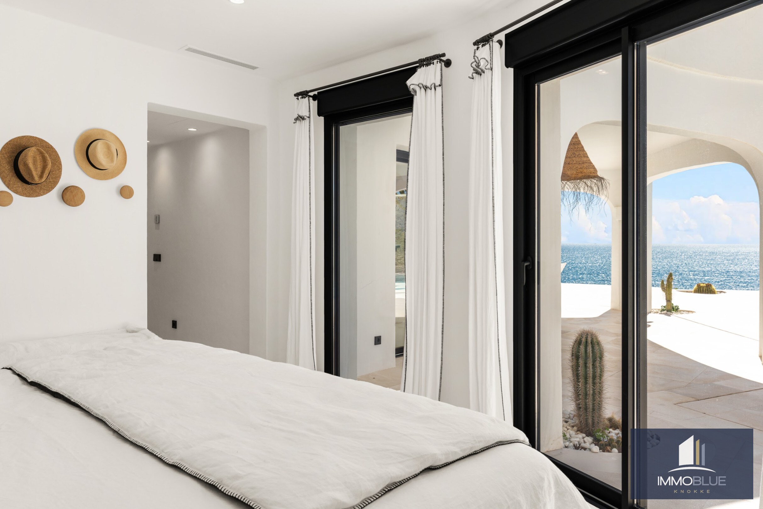 Villa méditerranéenne moderne avec vue mer spectaculaire 