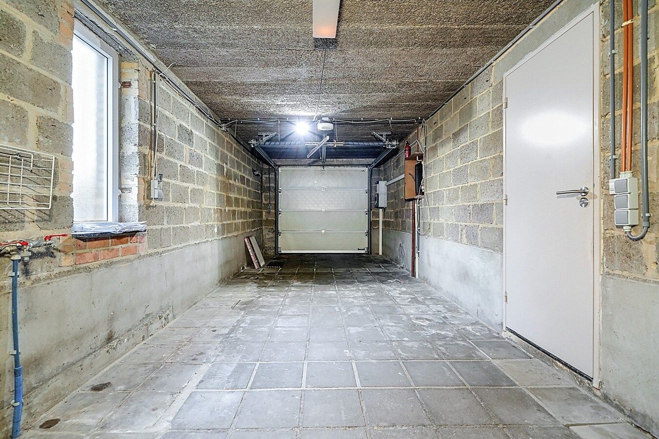 Woning met 3 (4) kamers, terras, tuintje, garage. 