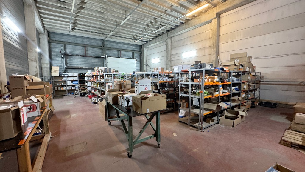 Loods met kantoor te huur nabij A12 in Wilrijk