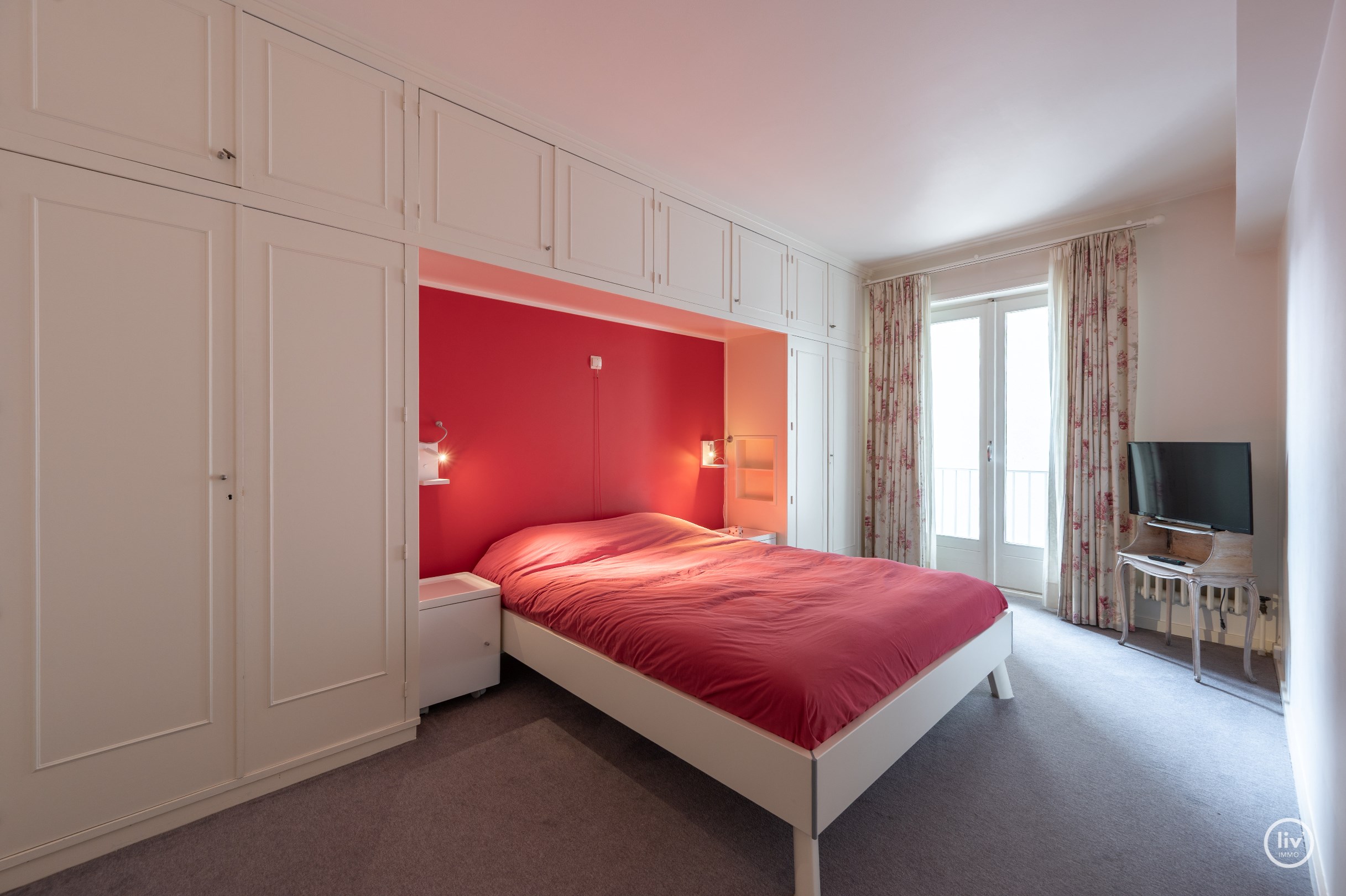 GEMEUBELD - Aangenaam appartement vlakbij het strand en het bruisende Rubensplein. 