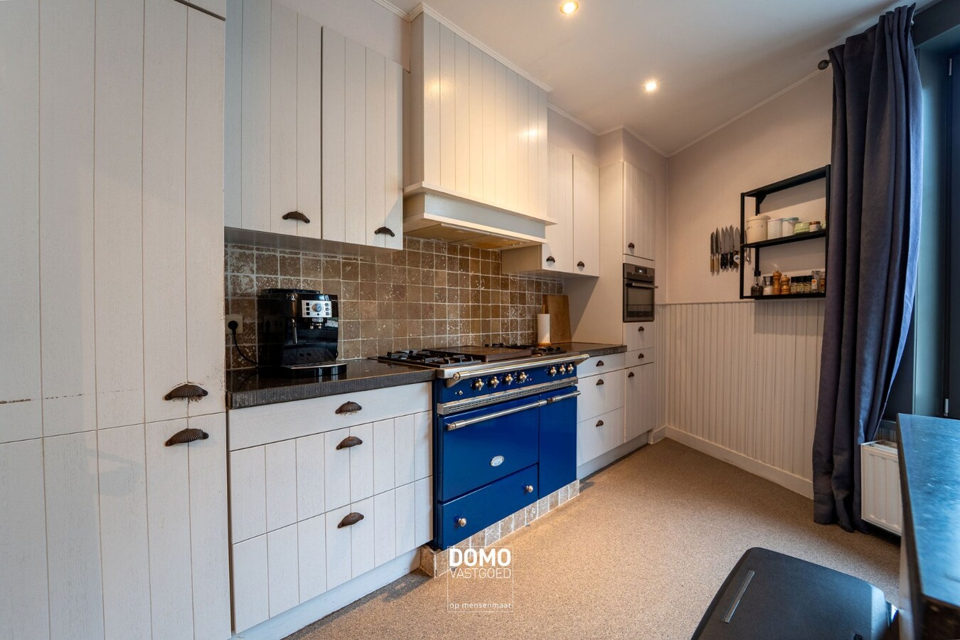 RUIME, INSTAPKLARE EN GERENOVEERDE WONING MET KANTOORGEBOUW INCLUSIEF PARKEERGELEGENHEID, TUIN EN ZWEMBAD TE MIELEN BOVEN AALST (GINGELOM) 