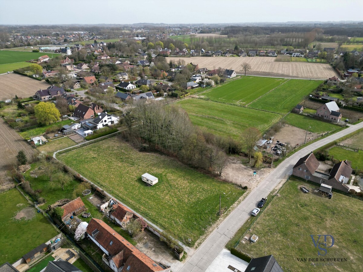 Goed, in een groene omgeving, gelegen stuk bouwgrond 