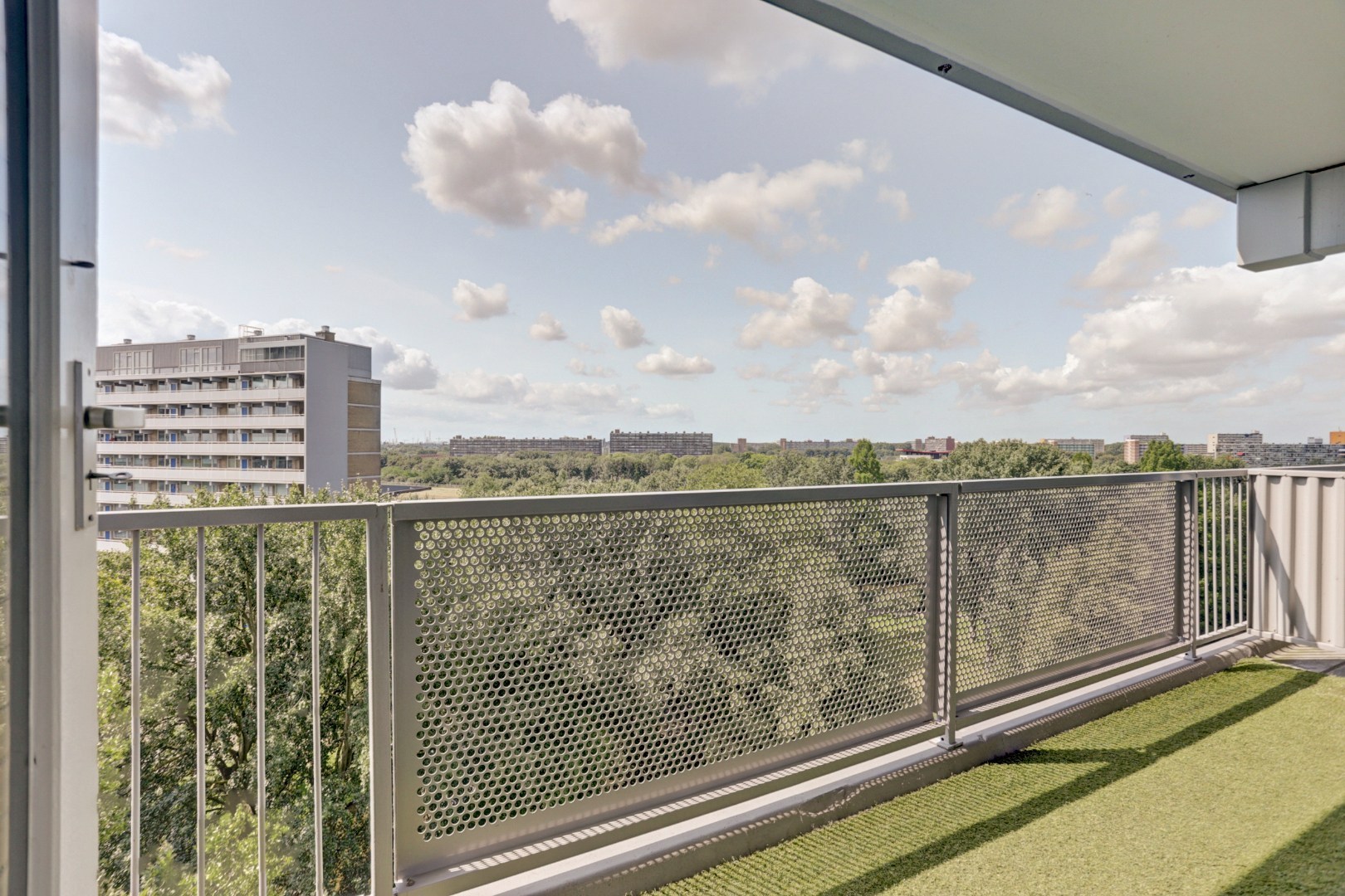 Zonder klussen te betrekken dit fraaie 4-kamer appartement op de 10e verdieping met 3 slaapkamers, fraaie keuken, moderne badkamer, mooi uitzicht en gelegen aan een groen park! 