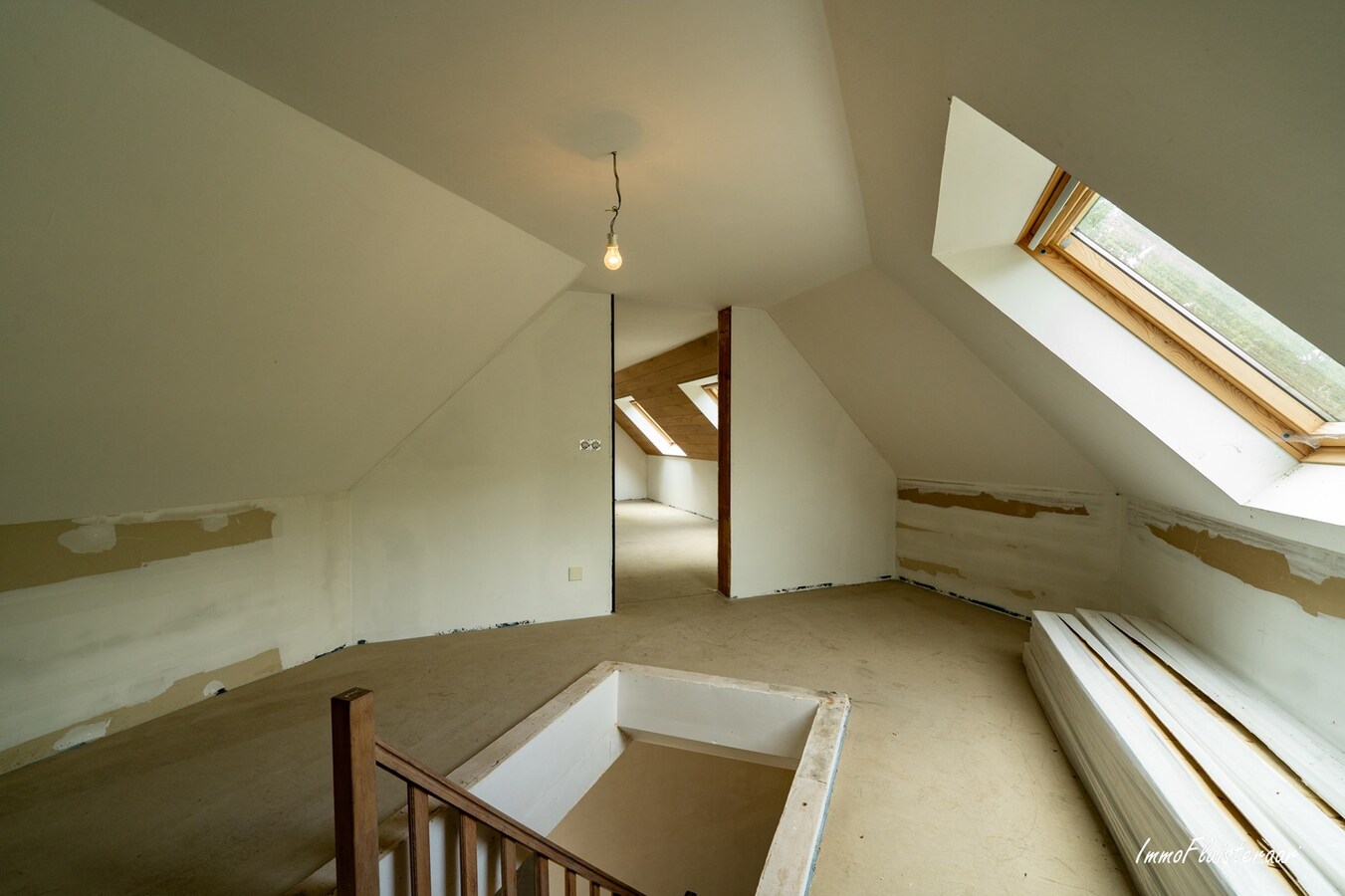 Hoogwaardige ruwbouwvilla met bijgebouw en weide 