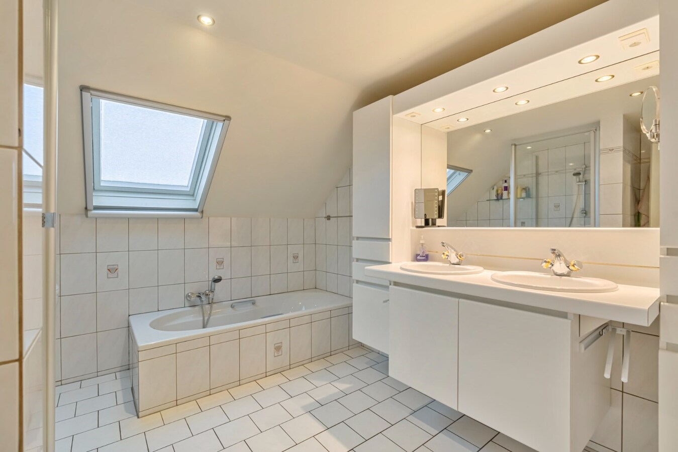 Ruime woning op een zeer rustige locatie met tuin, garage, carport en 3 slaapkamers in Opglabbeek. 